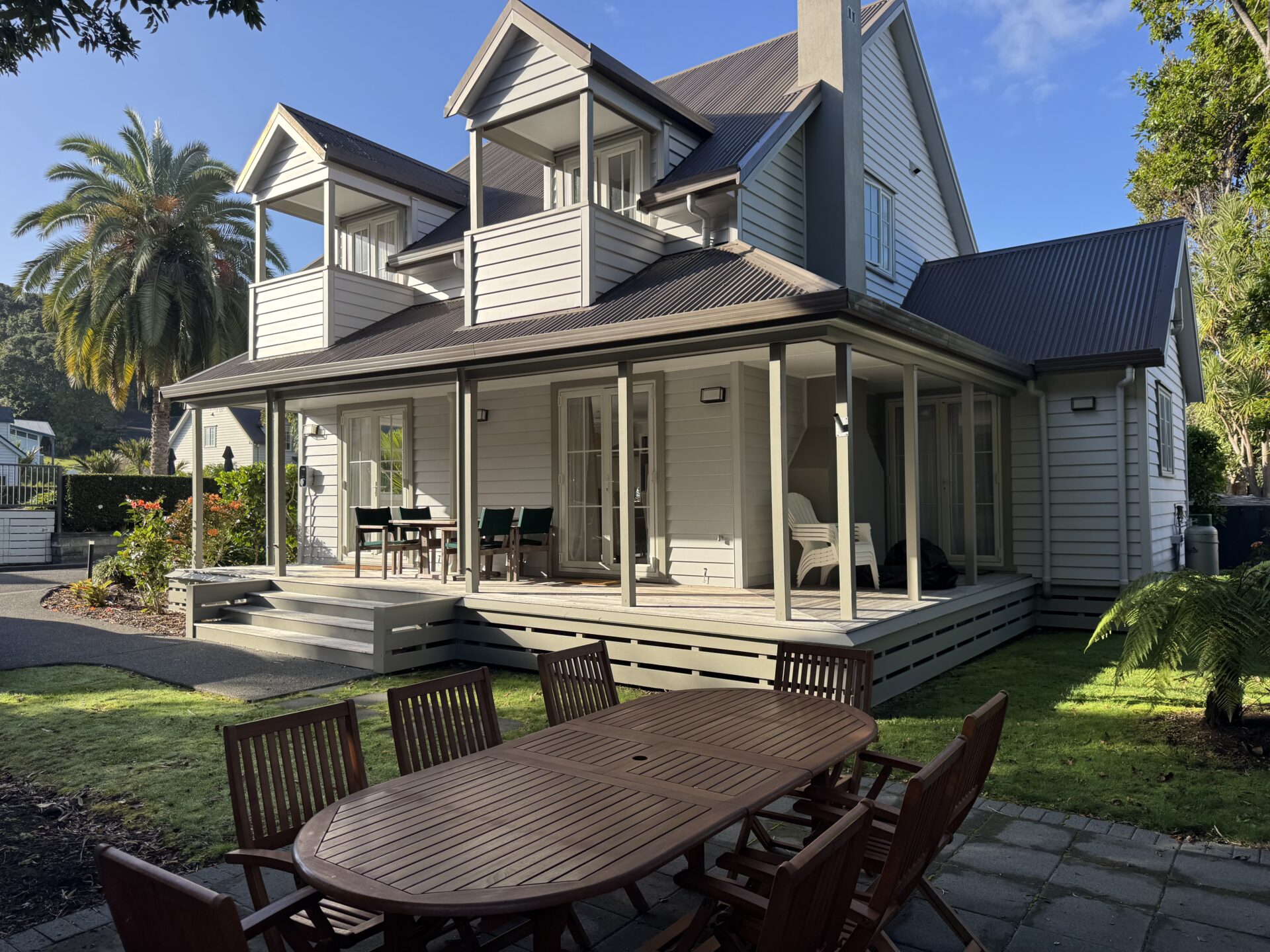 Exterior view of Crab Shack Cottage, a spacious 4-bedroom holiday home within the Russell Cottages complex, ideal for large families and group accommodation