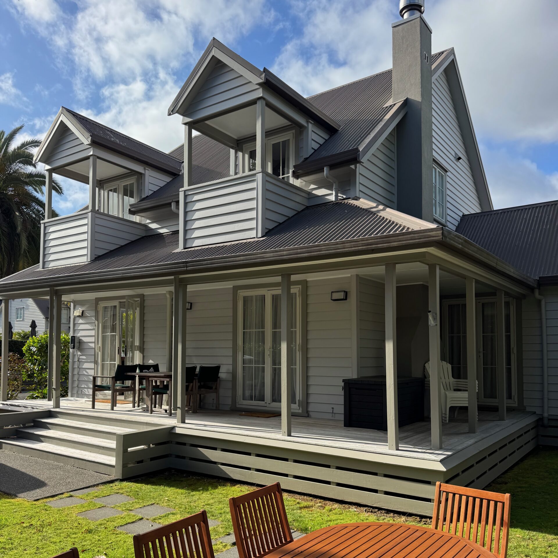 exterior-crab-shack-cottage-4-bedroom-holiday-accommodation-russell-bay-of-islands Crab Shack Cottage character holiday home exterior at the Russell Cottages complex in central Bay of Islands